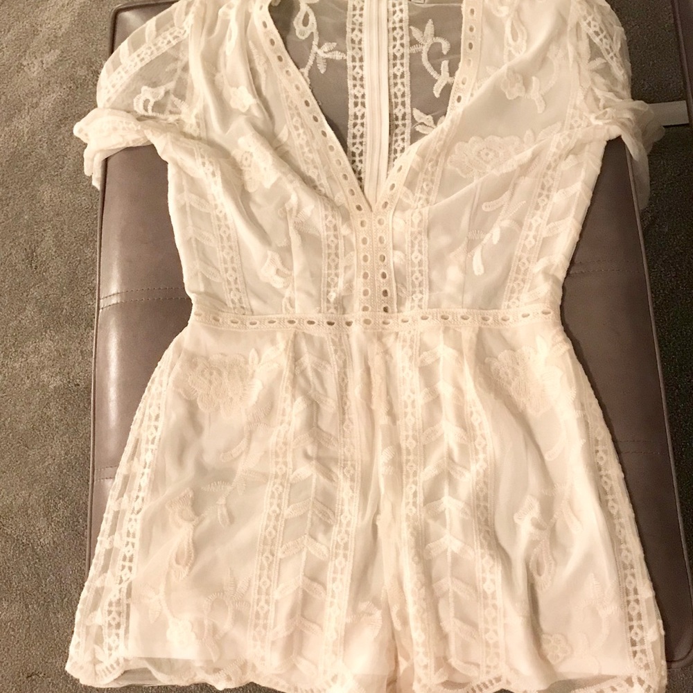 Socialite Plunging Lace Romper, size Medium